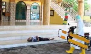Pakai Prosedur Covid-19, Tim Medis Evakuasi Pria Ditemukan Wafat di Masjid Bangkalan