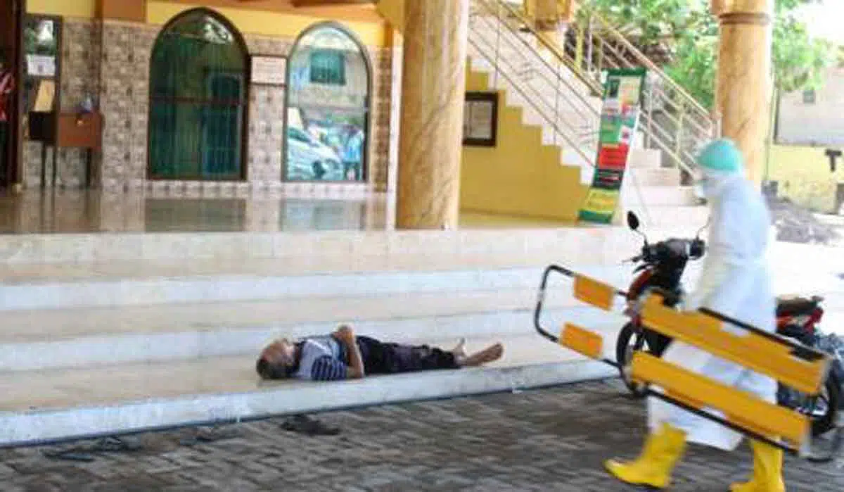 Pakai Prosedur Covid-19, Tim Medis Evakuasi Pria Ditemukan Wafat di Masjid Bangkalan