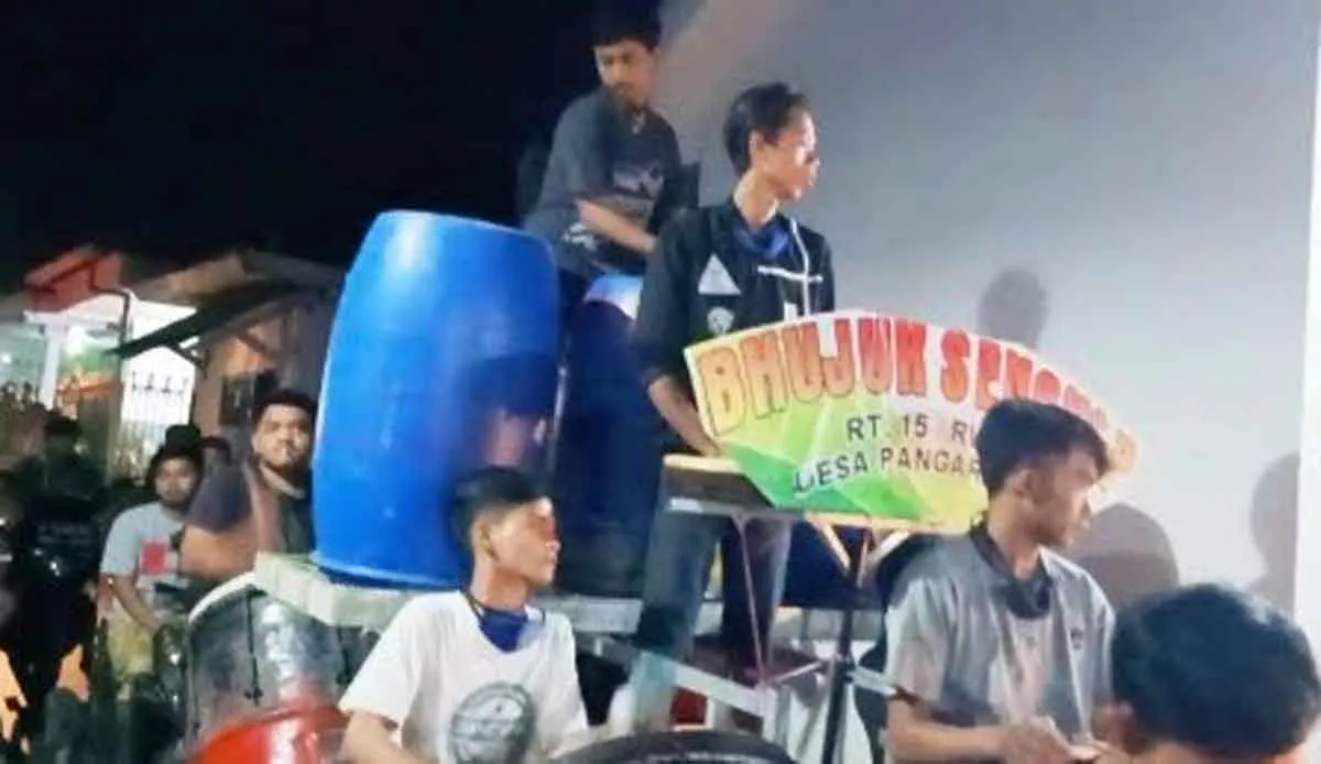 Cara Unik Pemuda Sumenep Membangunkan Sahur