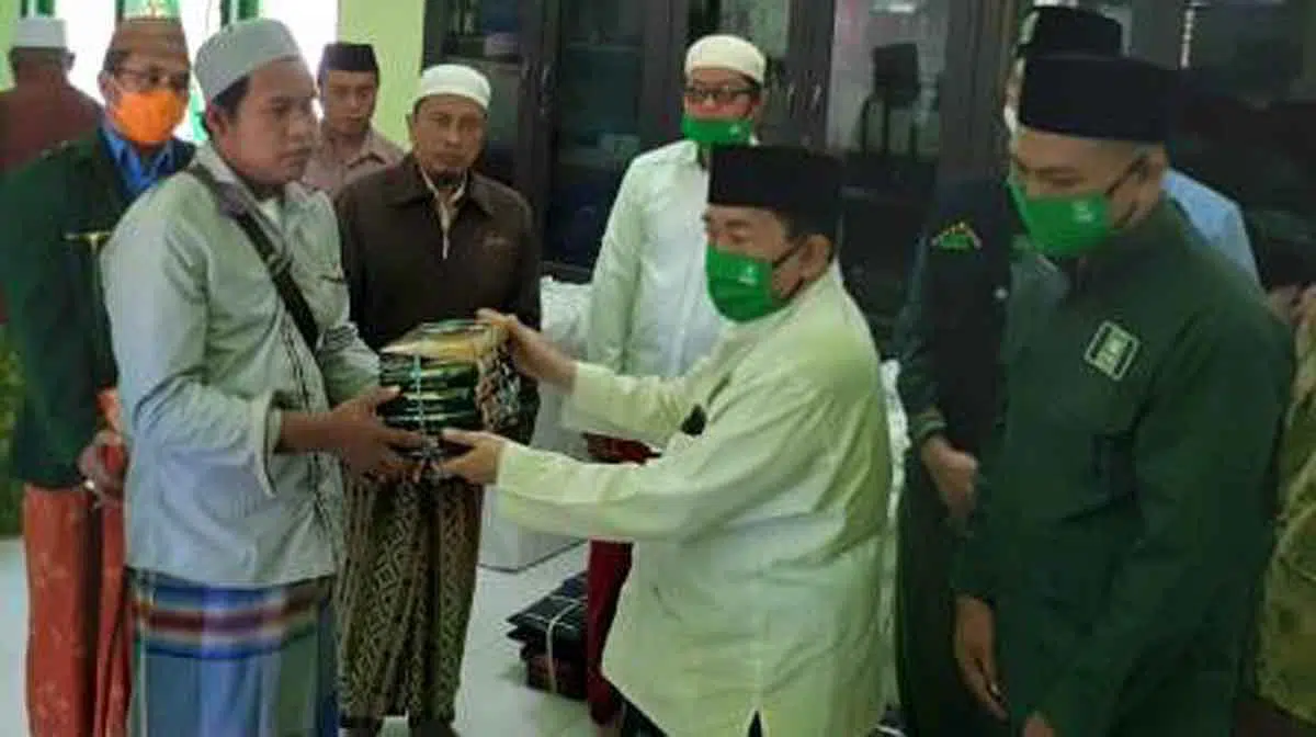PKB Tebar Sarung dan 5.500 Sembako di Sumenep