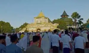 Di Tengah Pandemi Covid-19, Jemaah Salat Id Masjid Jamik Sumenep Meluber
