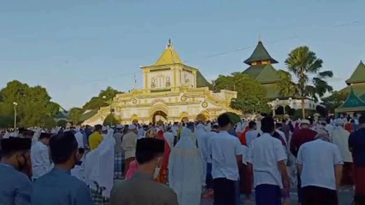 Di Tengah Pandemi Covid-19, Jemaah Salat Id Masjid Jamik Sumenep Meluber