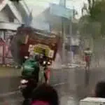 Truk Pengangkut LPG Seruduk Rumah Warga