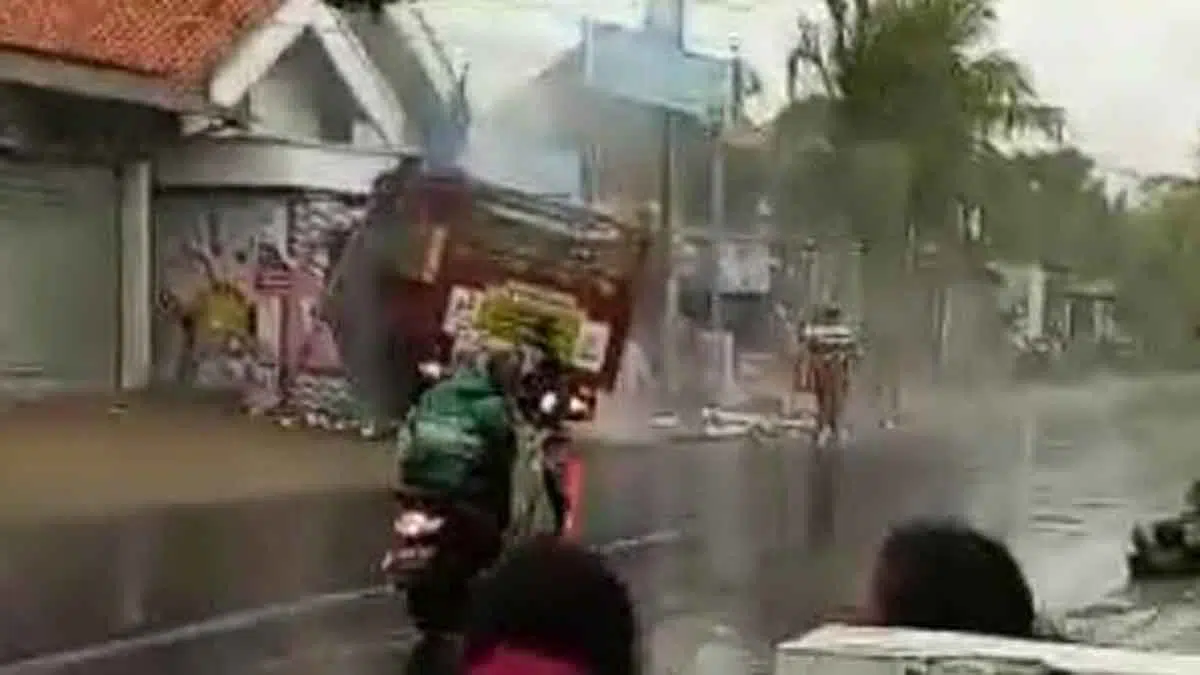 Truk Pengangkut LPG Seruduk Rumah Warga