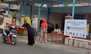 Baznas Sumenep Bagi-bagi Takjil Gratis bersama Portal Madura