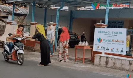 Baznas Sumenep Bagi-bagi Takjil Gratis bersama Portal Madura