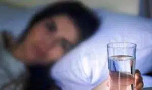 2 Dampak Minum Air Putih sebelum Tidur pada Malam Hari