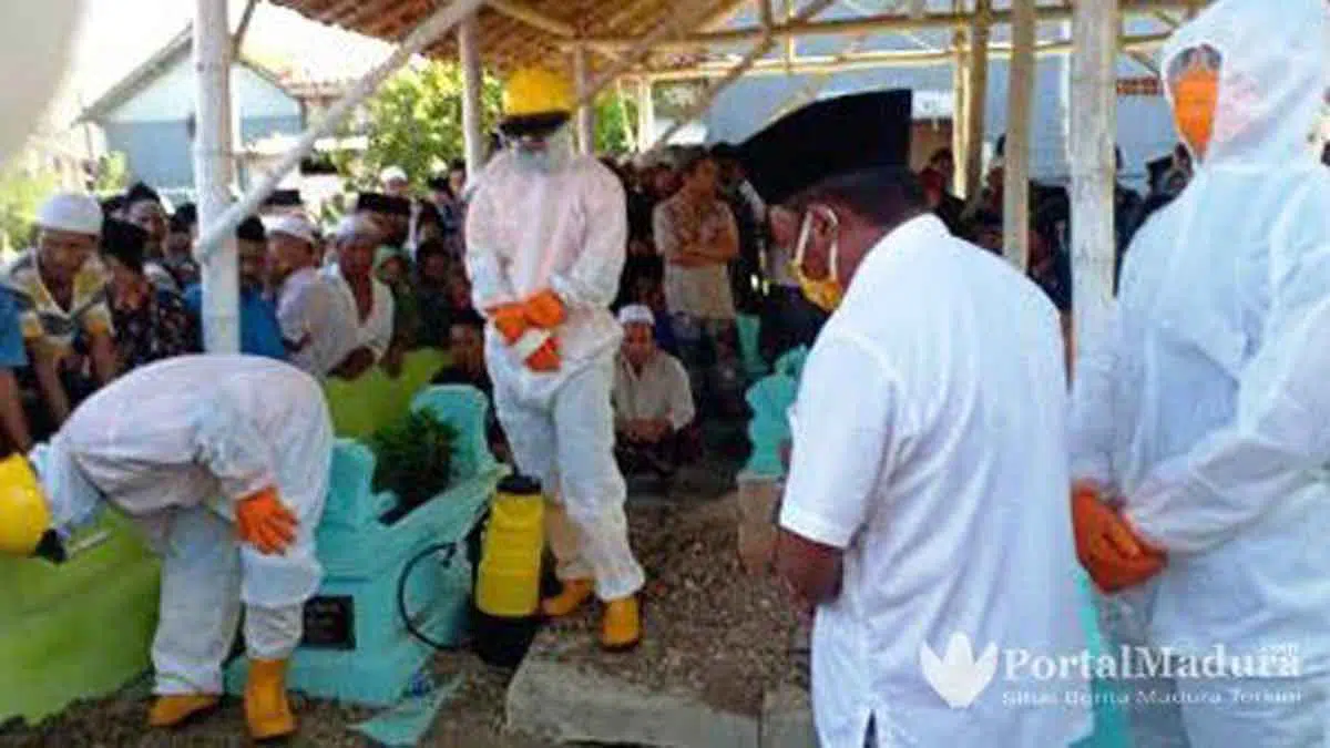 Pemakaman PDP di Sampang Pakai Protokol Covid-19