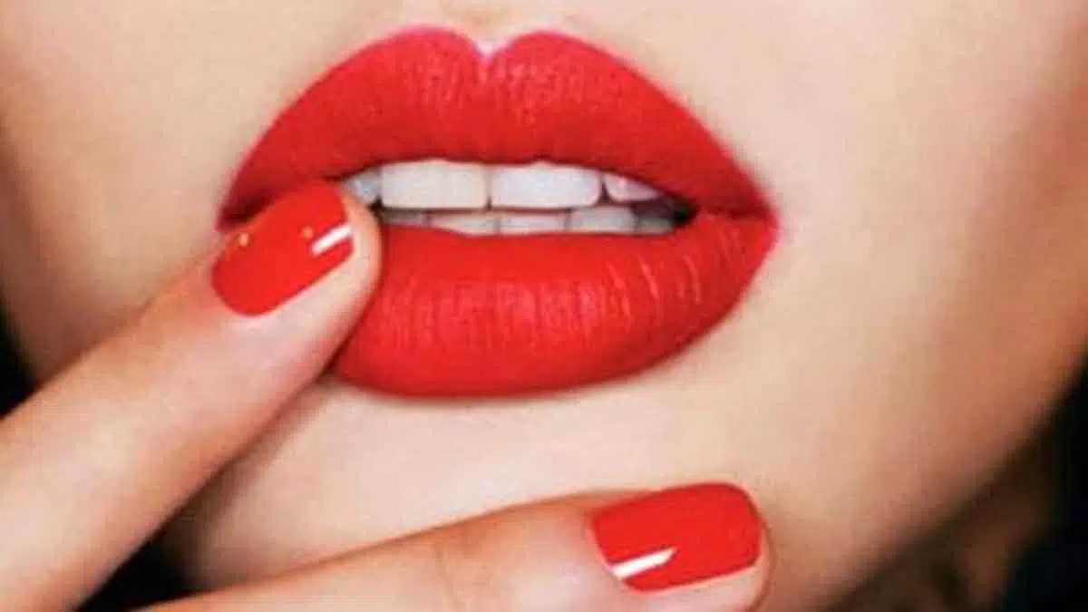 4 Langkah Bersihkan Lipstik Pada Bibir Anda