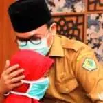Bupati Pamekasan Beri Hadiah Laptop Kepada Alfiatus Sholehah