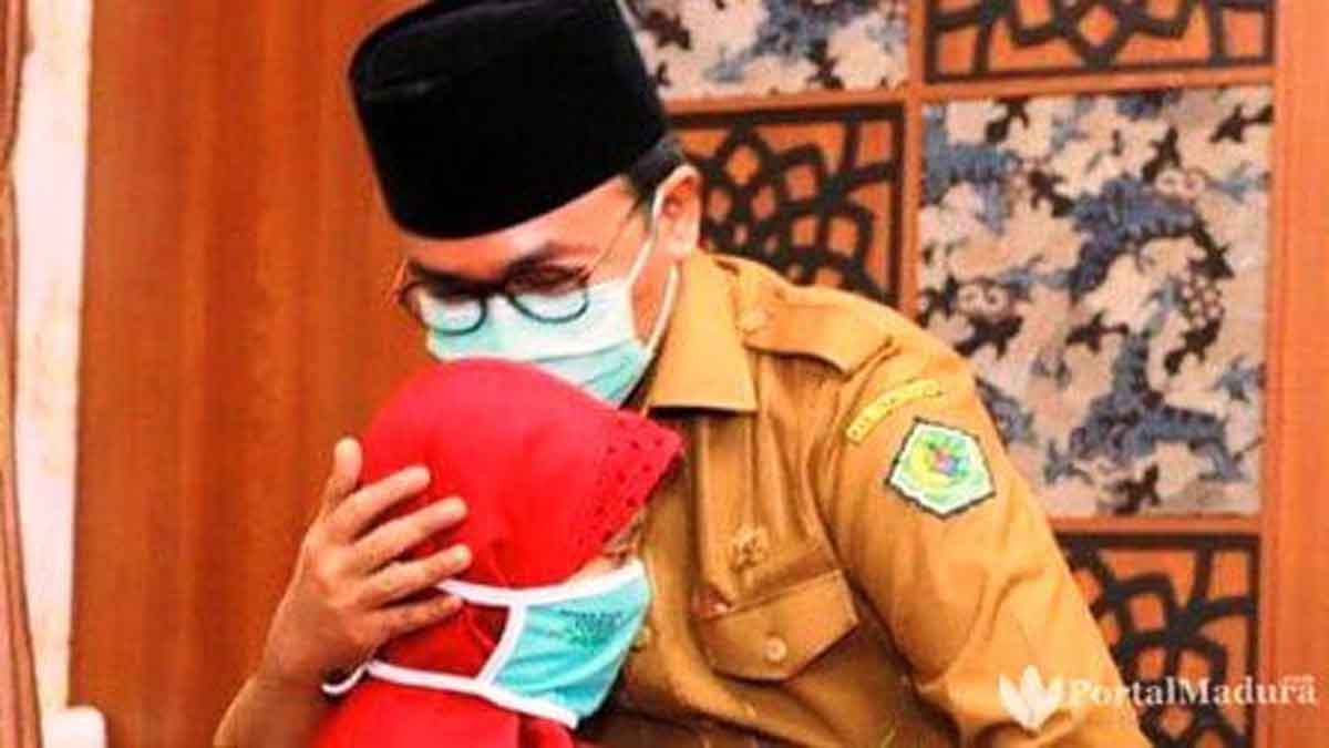 Bupati Pamekasan Beri Hadiah Laptop Kepada Alfiatus Sholehah