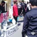 Wujud Protes, GMNI Bawa Replikasi Batu Nisan ke Polres Sampang