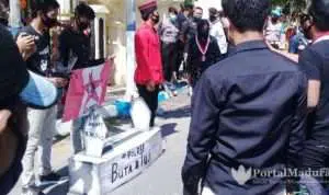 Wujud Protes, GMNI Bawa Replikasi Batu Nisan ke Polres Sampang