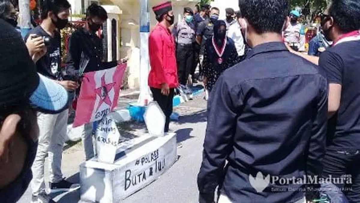 Wujud Protes, GMNI Bawa Replikasi Batu Nisan ke Polres Sampang