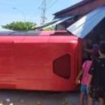 Microbus Guling Diseruduk Dump Truk di Sampang