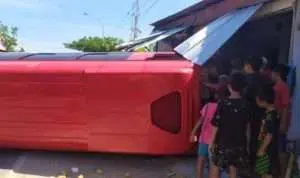 Microbus Guling Diseruduk Dump Truk di Sampang