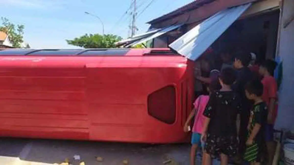 Microbus Guling Diseruduk Dump Truk di Sampang