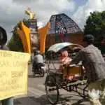 Protes Tambak Udang Ilegal, FKMS Bentangkan Poster di Perempatan Jalan Sumenep