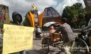 Protes Tambak Udang Ilegal, FKMS Bentangkan Poster di Perempatan Jalan Sumenep
