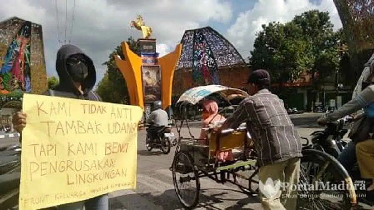 Protes Tambak Udang Ilegal, FKMS Bentangkan Poster di Perempatan Jalan Sumenep
