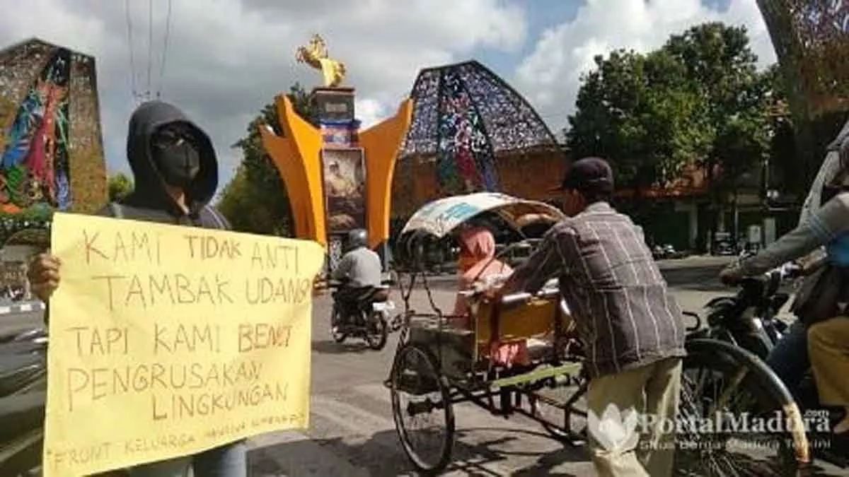 Protes Tambak Udang Ilegal, FKMS Bentangkan Poster di Perempatan Jalan Sumenep