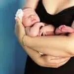 Lakukan 5 Cara Menggendong Bayi dengan Tepat