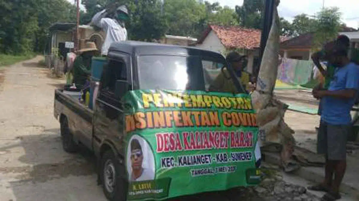 Politisi PPP Sumenep Bantu Penyemprotan Disinfektan di Desa Kalianget Barat