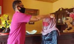 Face Shield & APD Corona Disalurkan, Pelaku Wisata Sumenep Siap Sambut New Normal