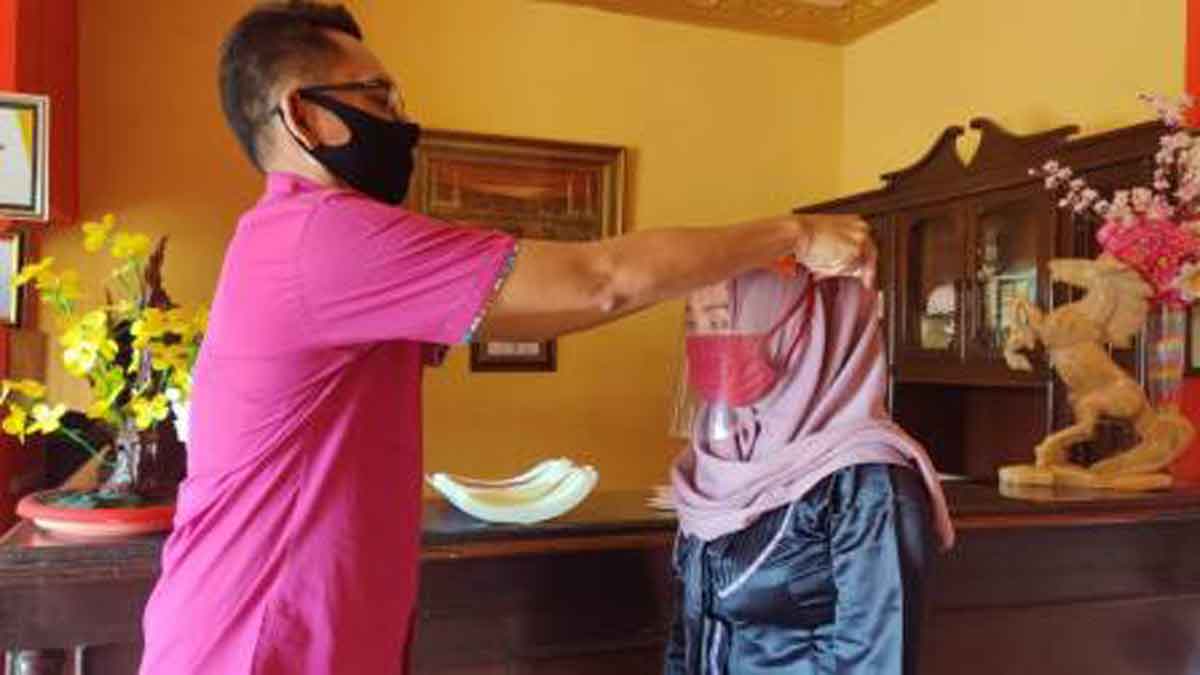 Face Shield & APD Corona Disalurkan, Pelaku Wisata Sumenep Siap Sambut New Normal