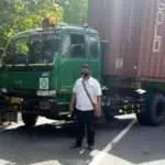 Truk Kontainer Yang Melintang Jalan di Gapura Timur Angkut Bonsai Pohon Siwalan
