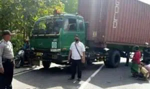 Truk Kontainer Yang Melintang Jalan di Gapura Timur Angkut Bonsai Pohon Siwalan