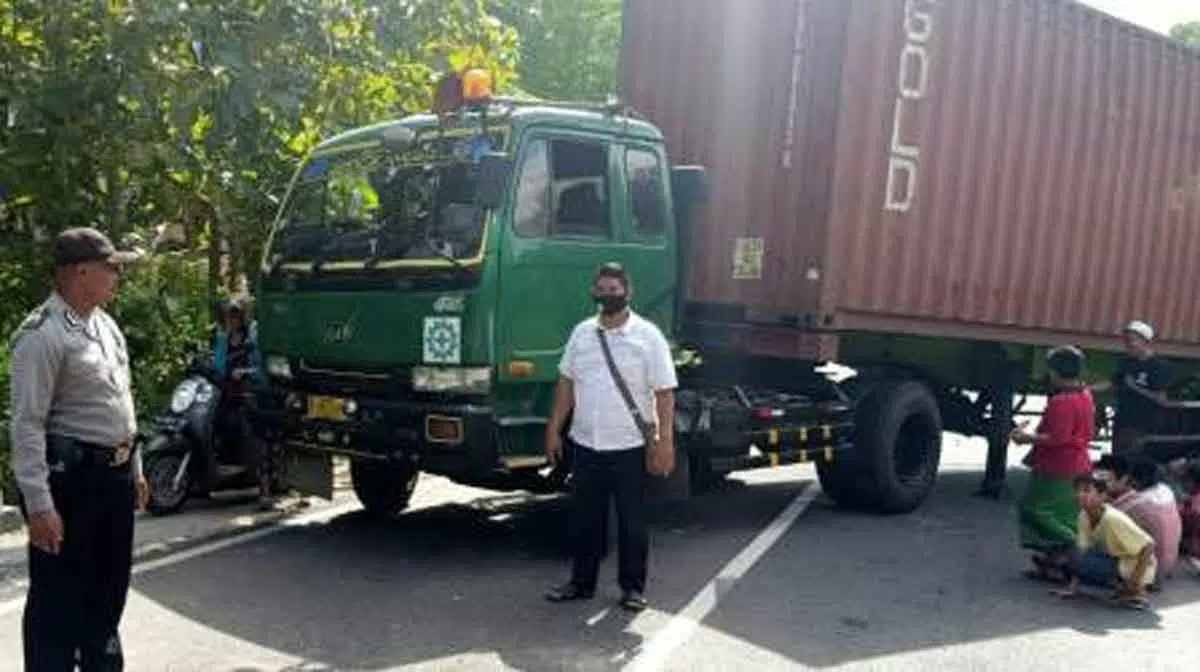Truk Kontainer Yang Melintang Jalan di Gapura Timur Angkut Bonsai Pohon Siwalan