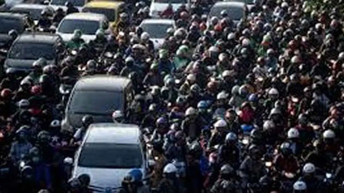 Terbukti 3 Cara Hemat Bahan Bakar Mobil Saat Macet