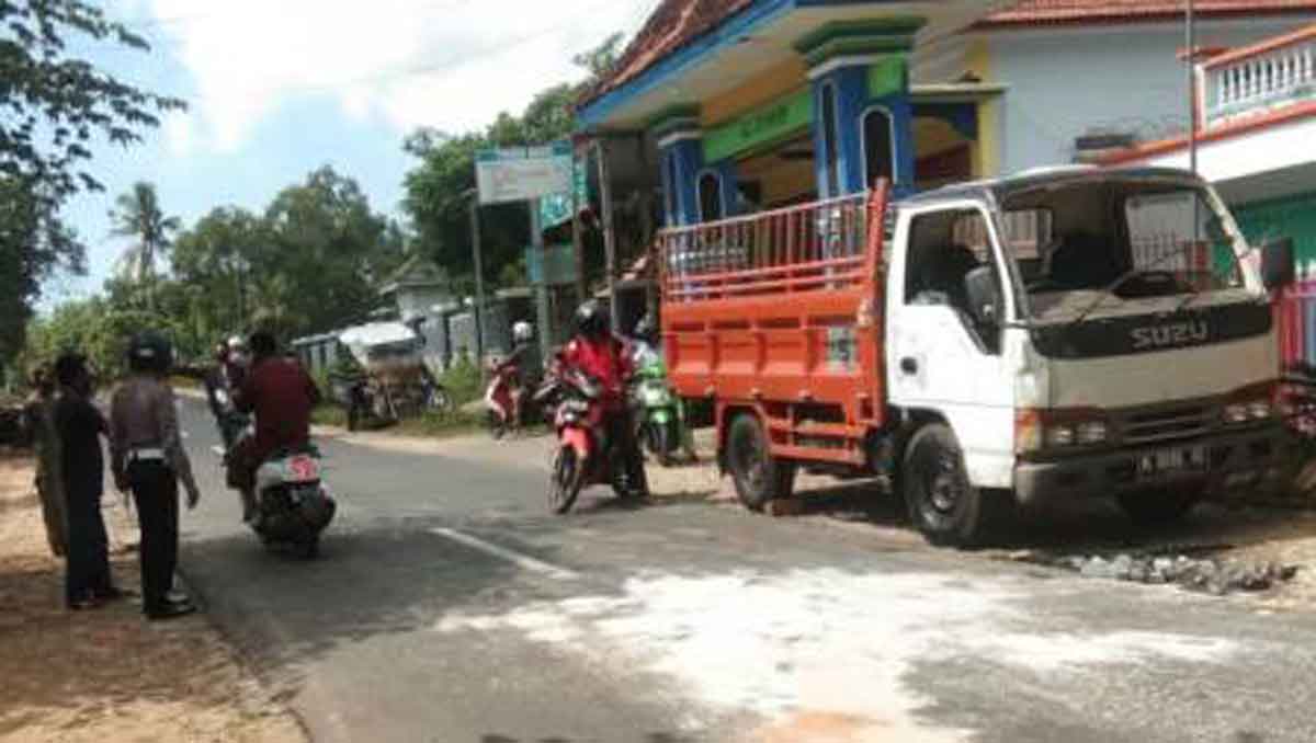 Dua Tewas Dalam Kecalakan Truk Elf Engkel  Angkut Warga 