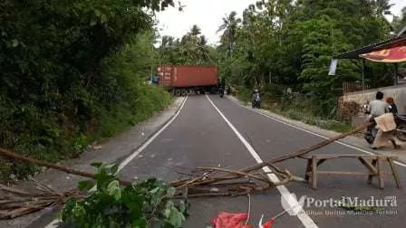 Truk Fuso Melintang Jalan Di Gapura Timur Picu Kemacetan - Portalmadura.com Truk Fuso Melintang Jalan di Gapura Timur Picu Kemacetan