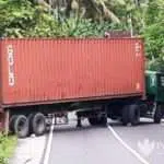 Truk Fuso Melintang Jalan di Gapura Timur Picu Kemacetan