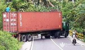 Truk Fuso Melintang Jalan di Gapura Timur Picu Kemacetan