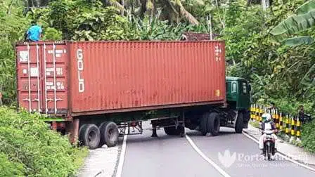 Truk Fuso Melintang Jalan di Gapura Timur Picu Kemacetan