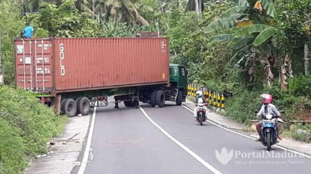 Truk Fuso Melintang Jalan Di Gapura Timur Picu Kemacetan - Portalmadura.com Truk Fuso Melintang Jalan di Gapura Timur Picu Kemacetan