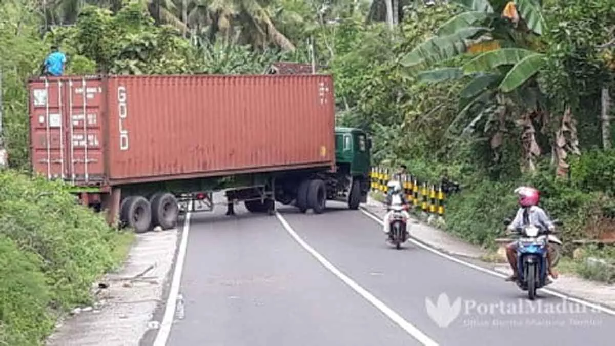 Truk Fuso Melintang Jalan Di Gapura Timur Picu Kemacetan - Portalmadura.com Truk Fuso Melintang Jalan di Gapura Timur Picu Kemacetan