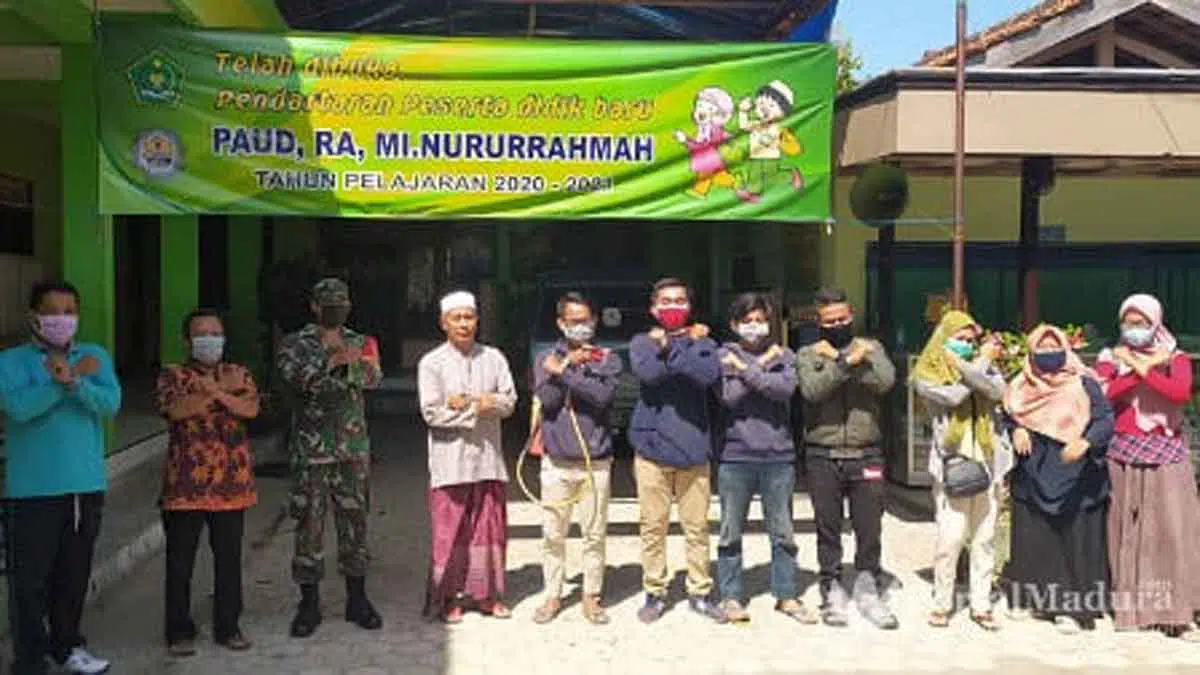 Mahasiswa KKN Pulkam UM Lakukan Sterilisasi Sekolah di Pamekasan