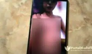 Viral Video Wanita Madura Selfie Bugil di Depan Kamera HP