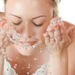 Ketahui Bahaya Terlalu Sering Cuci Muka di Siang Hari