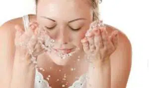 Ketahui Bahaya Terlalu Sering Cuci Muka di Siang Hari