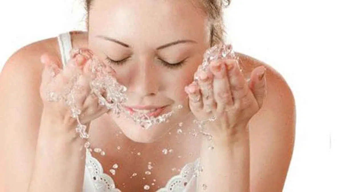 Ketahui Bahaya Terlalu Sering Cuci Muka di Siang Hari