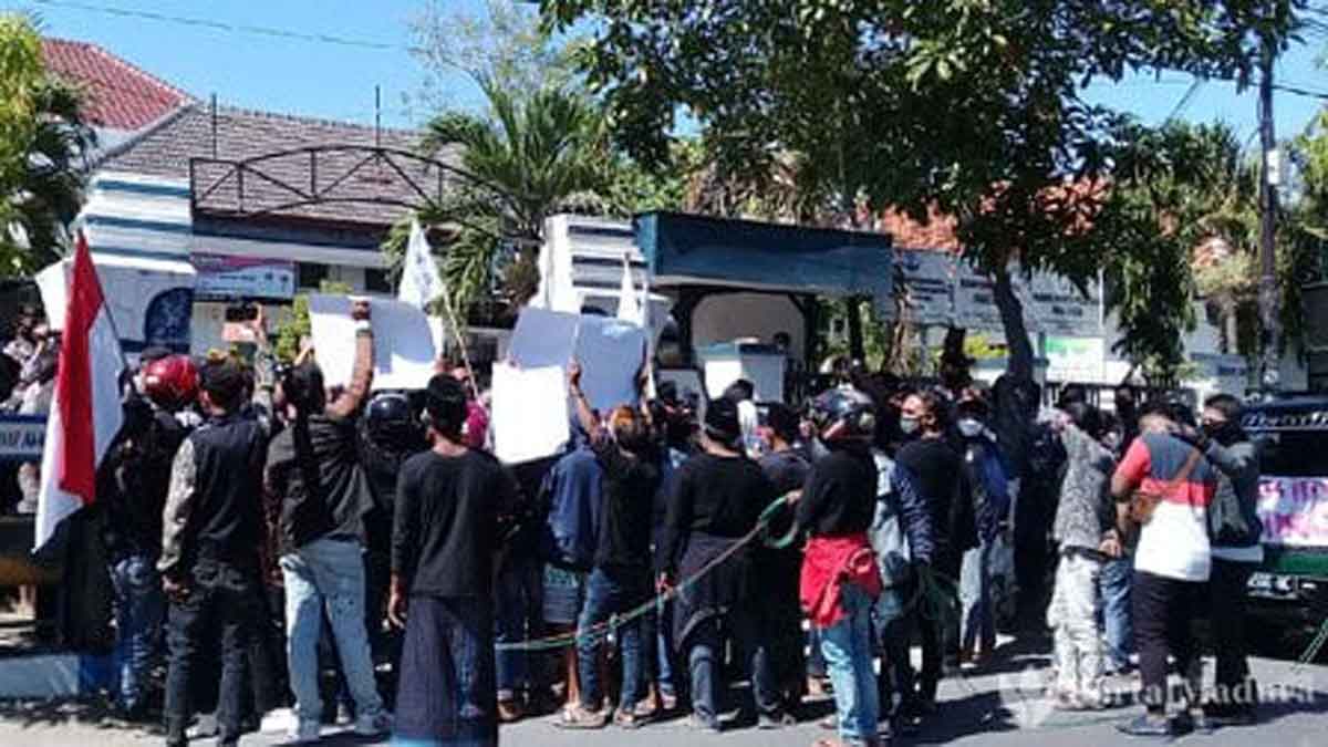 Warga Sampang Demo Dinsos, Protes Program KUBE dan RTLH