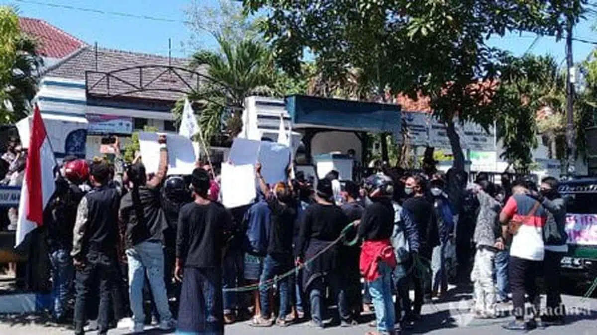 Warga Sampang Demo Dinsos, Protes Program KUBE dan RTLH