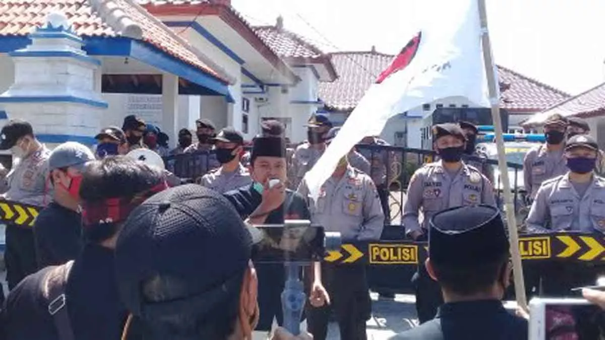 Data BLT DD Dinilai Amburadul, ‘Gebuk’ Demo DPMD Sampang