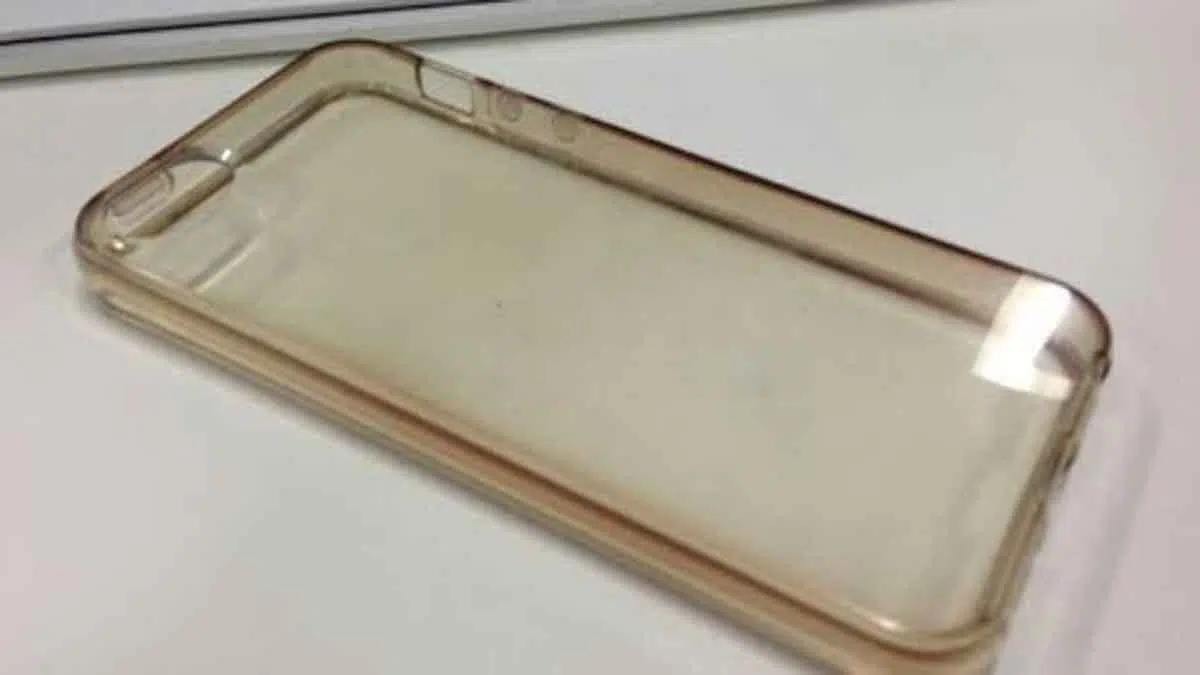 6 Cara Bersihkan Casing Bening Ponsel yang Menguning
