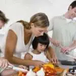 Pentingnya Mengajak Anak Masak Bersama